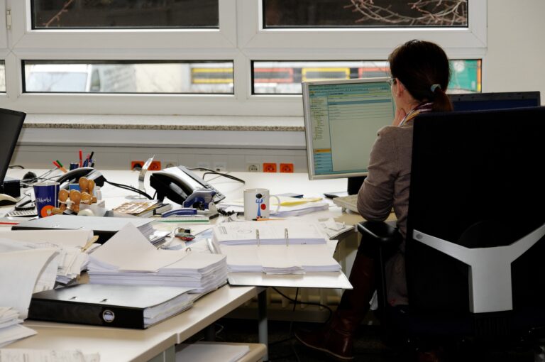 Krzesło biurowe obrotowe może być wygodne dla kręgosłupa nawet po wielu godzinach pracy