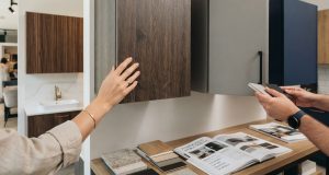 Szafka wisząca w kuchni i łazience – jak wybrać trwały i modny model?